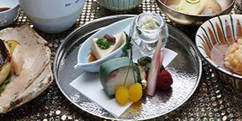 Kaiseki Cuisine "Miyabi": A full course of 9 dishes including appetizers, sashimi, grilled items, simmered dishes, and desserts.