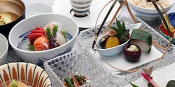 Kaiseki Cuisine "Peach": A full course featuring 10 dishes, including sashimi, seasonal appetizers, grilled items, rice dishes, and desserts.