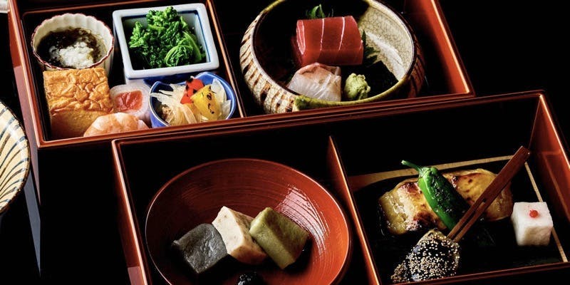 Lunch Hospitality [Kenroku Bento] - Enjoy the cuisine of Kagurazaka Maeda in a casual two-tiered bento box.