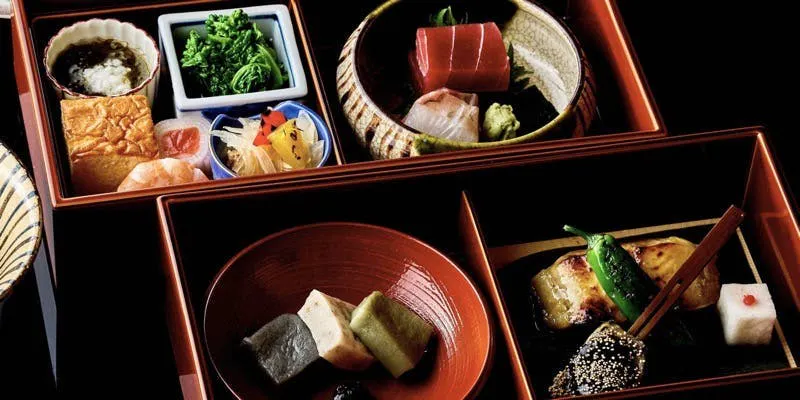 お昼のおもてなし【兼六御膳】　神楽坂前田のお料理を二段重のお弁当形式にてお気軽にお楽しみ頂けます。