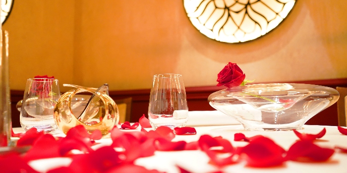 [Anniversary Plan - Private Room Dinner] Special course with whole cake and rose table decoration, including Wagyu fillet