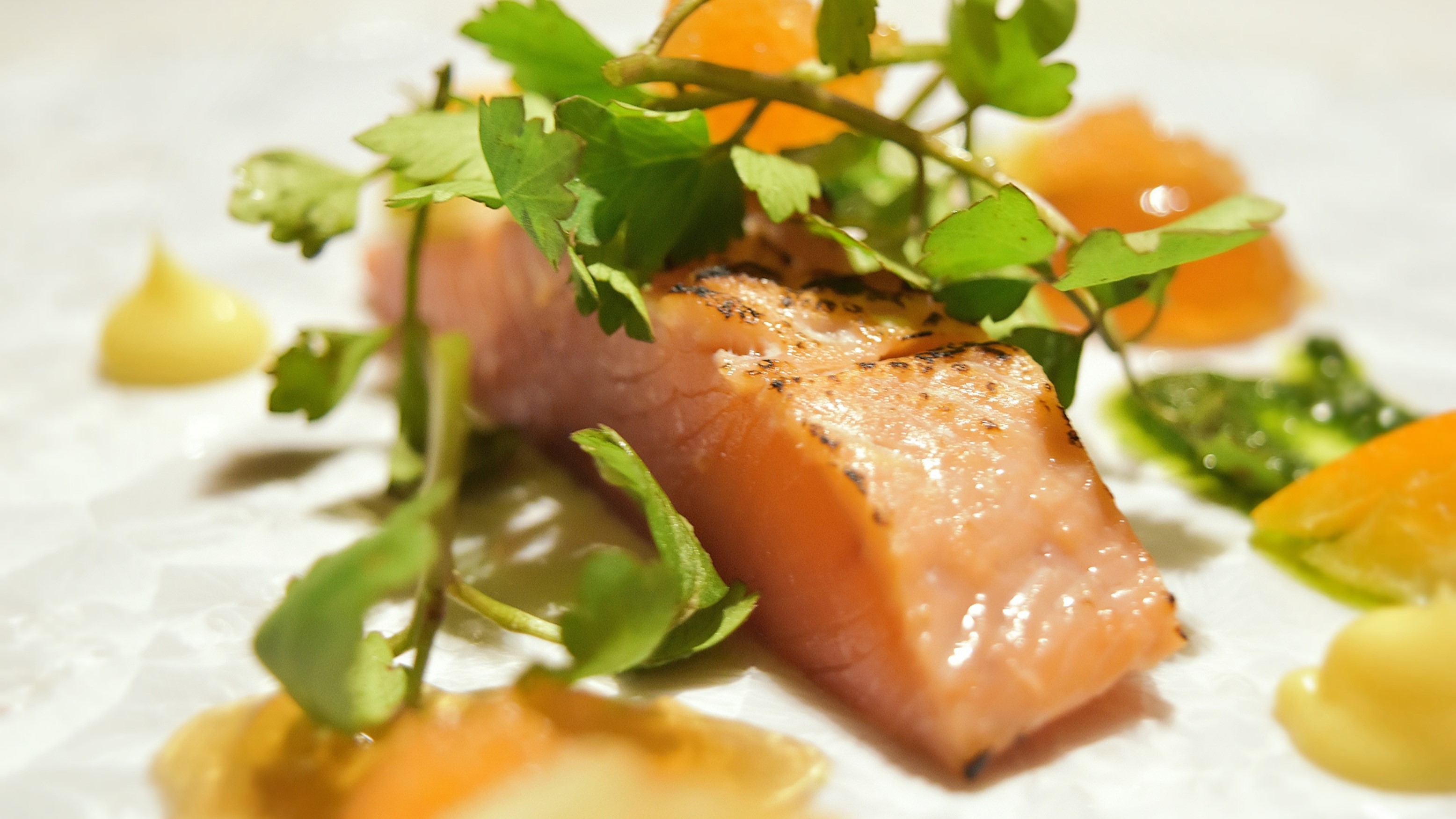Lunch / Dejeuner Available only in the dining room / A casual lunch course with fewer items and lighter portions.