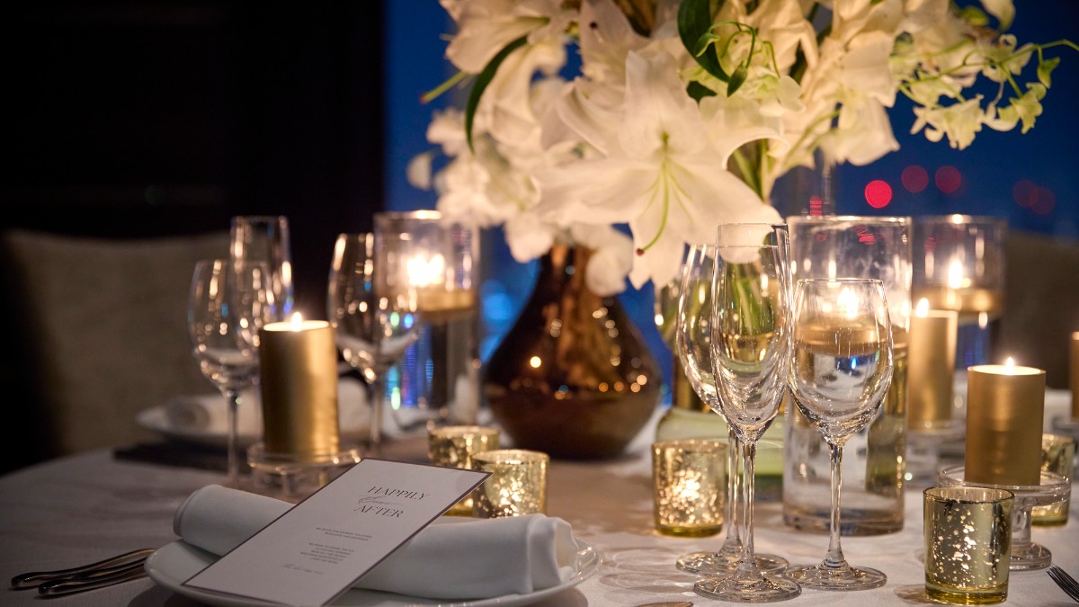 [Xmas2026] Limited to 4 parties: A luxurious moment at the poolside lounge counter seats with a toast drink included Christmas Dinner