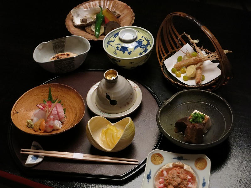 【主厨精选套餐】前菜、刺身、烤物、炖煮等共8道菜　两名以上の場合は前日までの予約とさせていただきます。