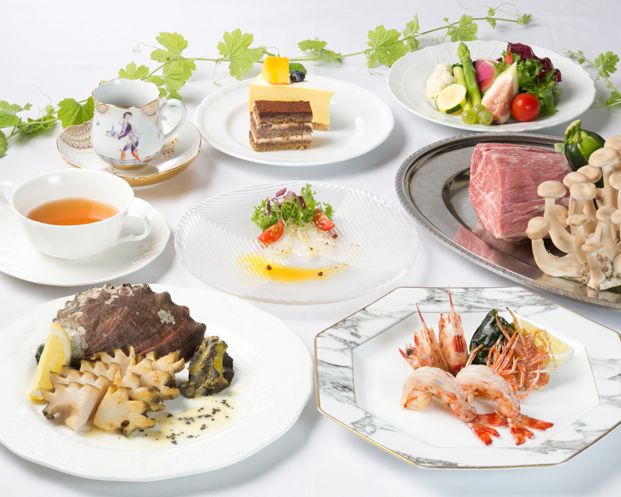 【極上OKUSON晚餐套餐】包含神戶牛沙朗或菲力牛排等全十道佳餚，以及鐵板燒黑鮑魚