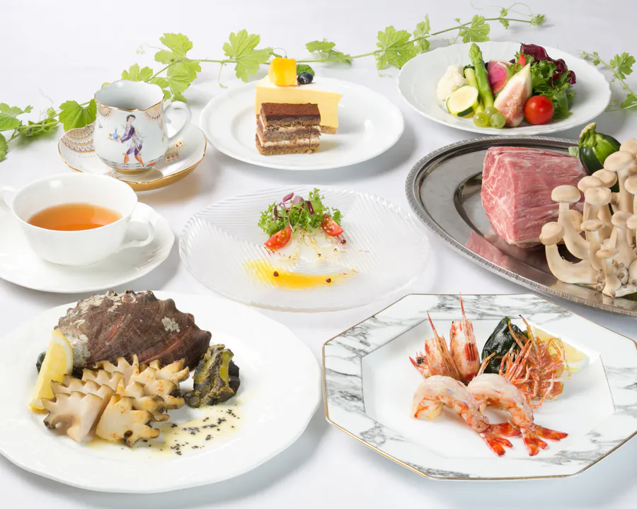 【極上OKUSON晚餐套餐】包含神戶牛沙朗或菲力牛排等全十道佳餚，以及鐵板燒黑鮑魚