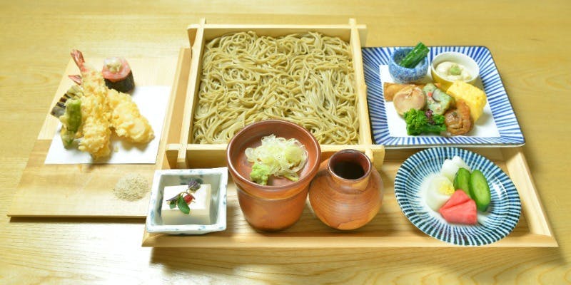 [Miyabi] An excellent value soba lunch where you can enjoy colorful seasonal appetizers and tempura with our homemade ni-hachi soba (soba made with 80% buckwheat flour and 20% wheat flour).