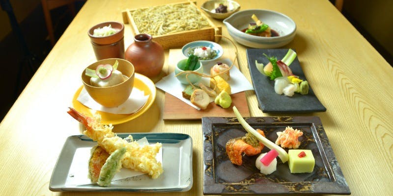 At 【Tokiwa】, indulge in our proud homemade soba (made with 80% buckwheat flour) and enjoy seasonal sashimi and prawn tempura, savoring seasonal ingredients.