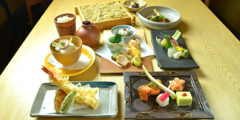 【토키와】자랑의 수제 니하치 소바와 제철 생선회, 새우 튀김, 제철 재료를 맛보다