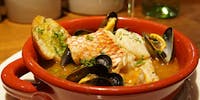 【特制法式炖鱼套餐】厨师精心制作的法式开胃菜、法式炖鱼以及甜点等的图像