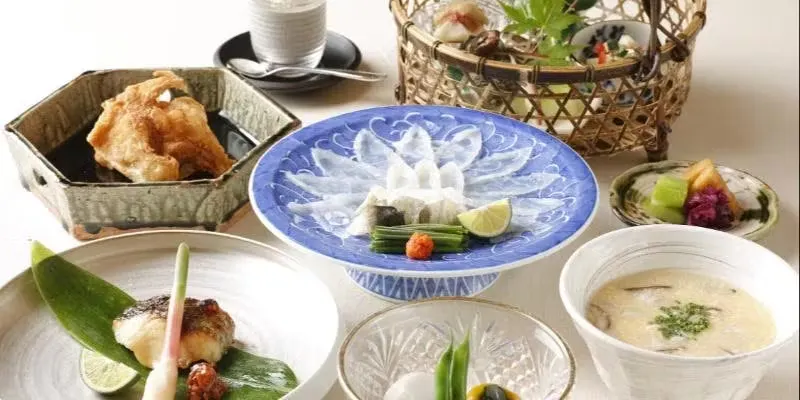 [Chigusa Lunch Fugu Set] Fugu sashimi, hot pot, fried fugu, zosui and more - a total of 7 dishes.