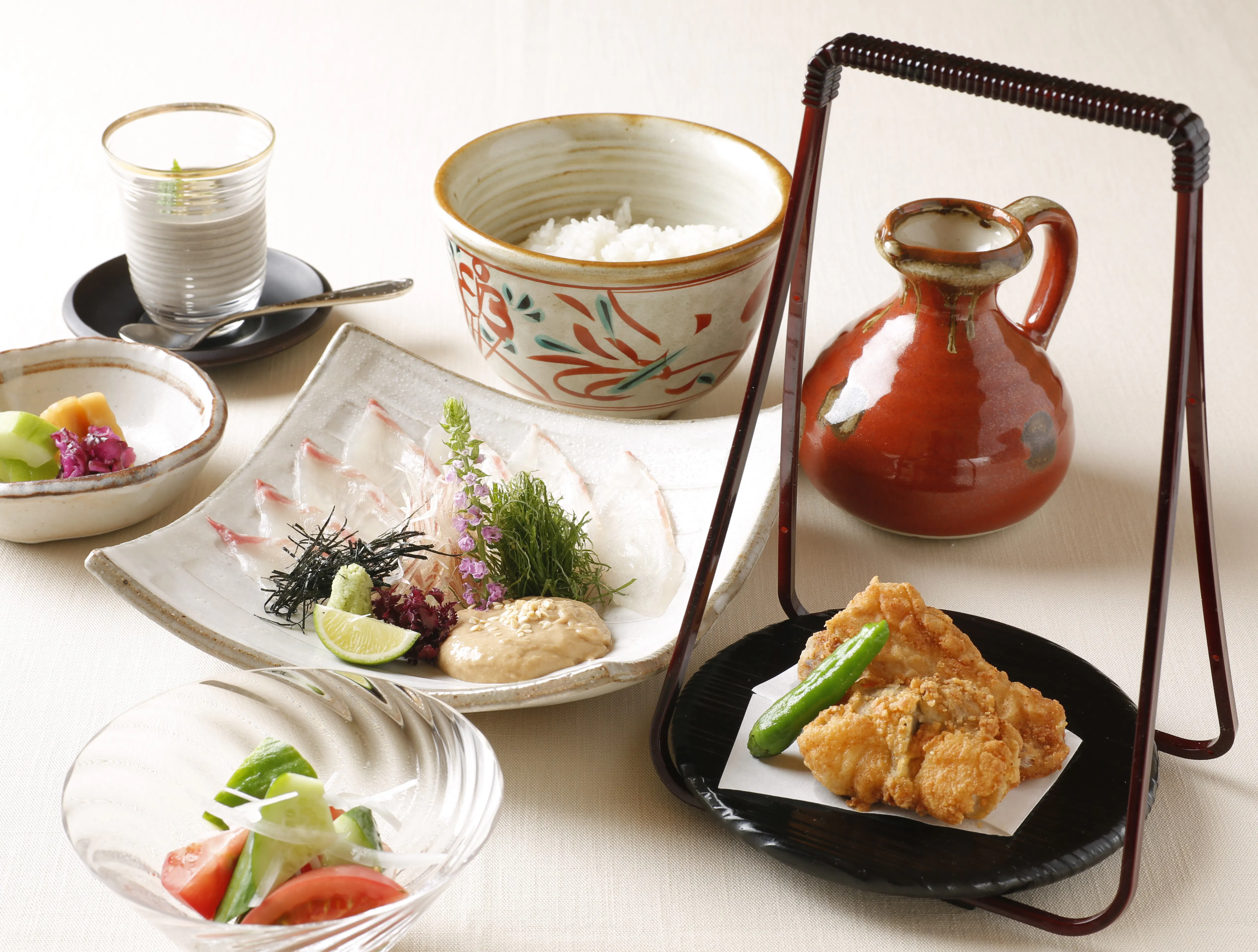 【附河豚炸鱼的鲷鱼茶泡饭套餐】包含了鲷鱼茶泡饭、河豚炸鱼、特制沙拉、甜点等共6道菜。