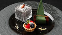 Assorted dessert with message plateの画像