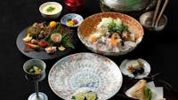 【福全套餐・静】虎河豚刺身，壺涮，炸雞，雜燴等7道菜品的圖像