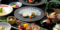 "Fuku Kaiseki Hatsune" includes eight dishes: Fugu Sashimi, Grilled Fugu, Chiri Nabe, Fried Fugu, and Zosui.の画像