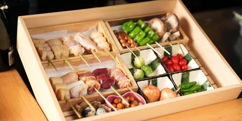 【꼬치 10종 오마카세 꼬치 코스 6,500엔】토·일·공휴일 및 평일 17시 30분까지 예약하신 고객님께 매우 특별한 혜택을 제안해 드립니다.