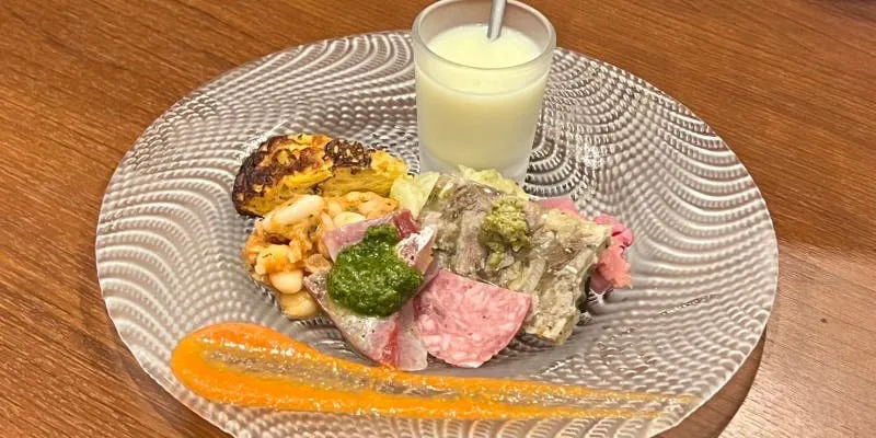 【ソフトドリンク付】選べるパスタ、にぎやかな前菜盛合わせなど(土日祝)