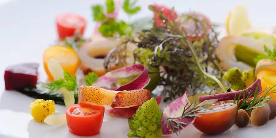 主厨特别推荐：双主菜时令奢华全餐。招牌菜：配松露的鸡蛋