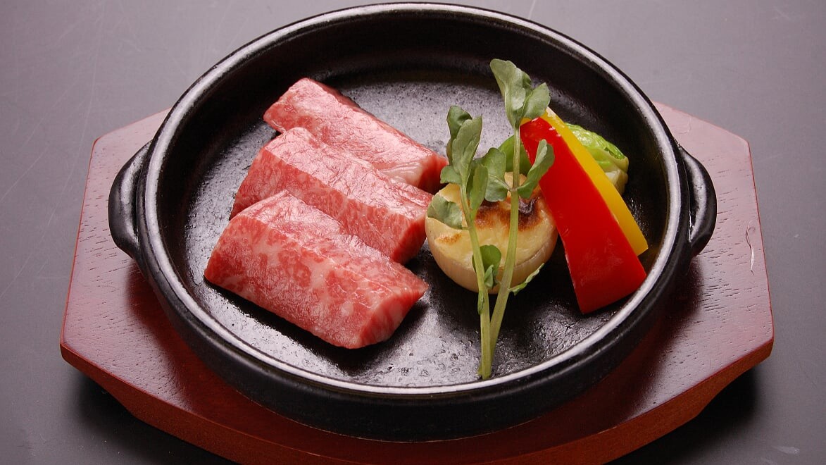 【ステーキ懐石－蓮－】活け鮑と雲丹、黒毛和牛ロースステーキ