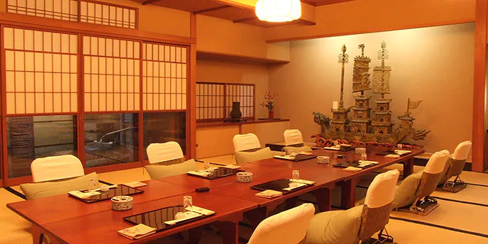 "Luxury Banquet Course" - A total of 9 seasonal dishes using carefully selected ingredients such as sashimi, grilled dishes, and hearty dishes.