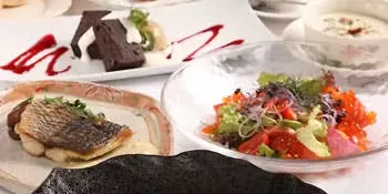 【Lunch C】お肉またはお魚のメインや3種のオードブル、デザートなど全4品