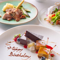 【カジュアルアニバーサリー】デザートプレートで祝う、三元豚グリルやシラスパスタなど全6皿