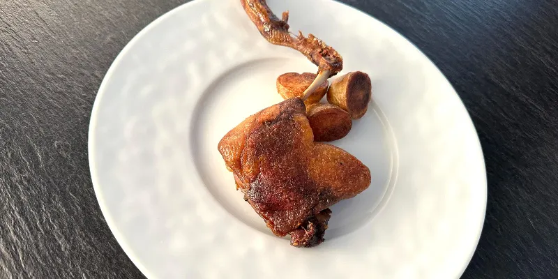 【精緻品嚐套餐】以當季食材及精選奢華高級食材製作的全七道菜課程