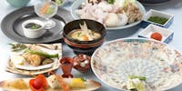 【ふく套餐‐環‐】附前餐酒匙食，以及魚白子和魔鬼魚煮鍋等共8道菜。的圖像