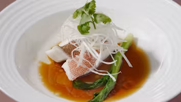 【Kougyoku Course】 Braised Shark Fin, Signature Shrimp Wonton Noodles, and 6 other dishes. 