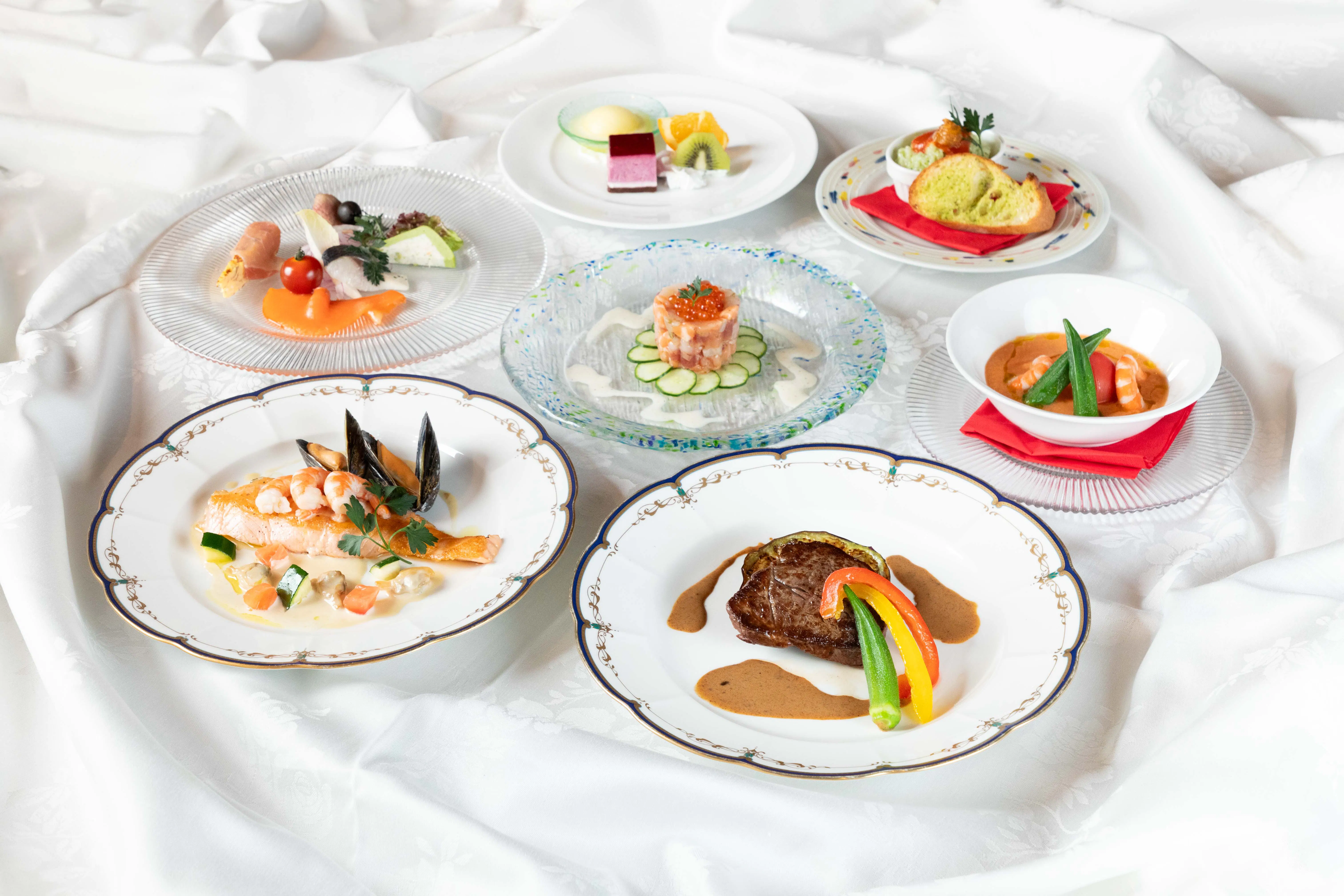 Individual-Serving Standard Course
Beef Fillet and Pan-Seared Isaki, among others
Food only