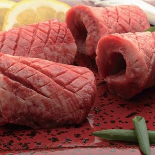 国産黒毛和牛特選ロース、特選タンのしゃぶしゃぶと焼肉盛り合わせ（厚切りタン、フィレ、サーロインなど）