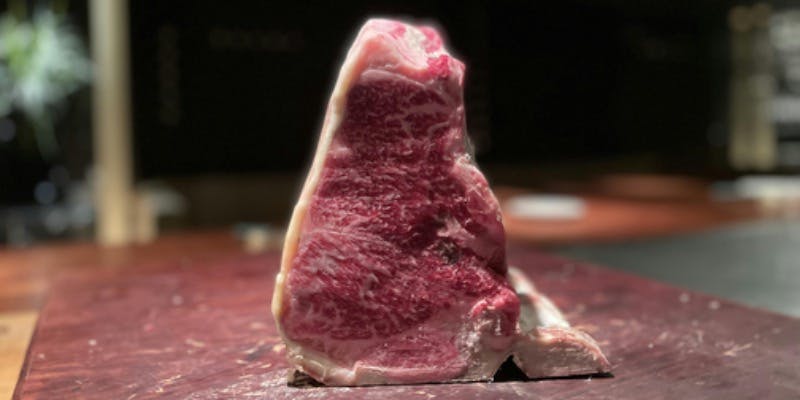 Dry Aging Beef (Wagyu) Aged Black Wagyu Beef : 11,000 yen (150g) / 13,200 yen (200g) / 17,600 yen (300g)