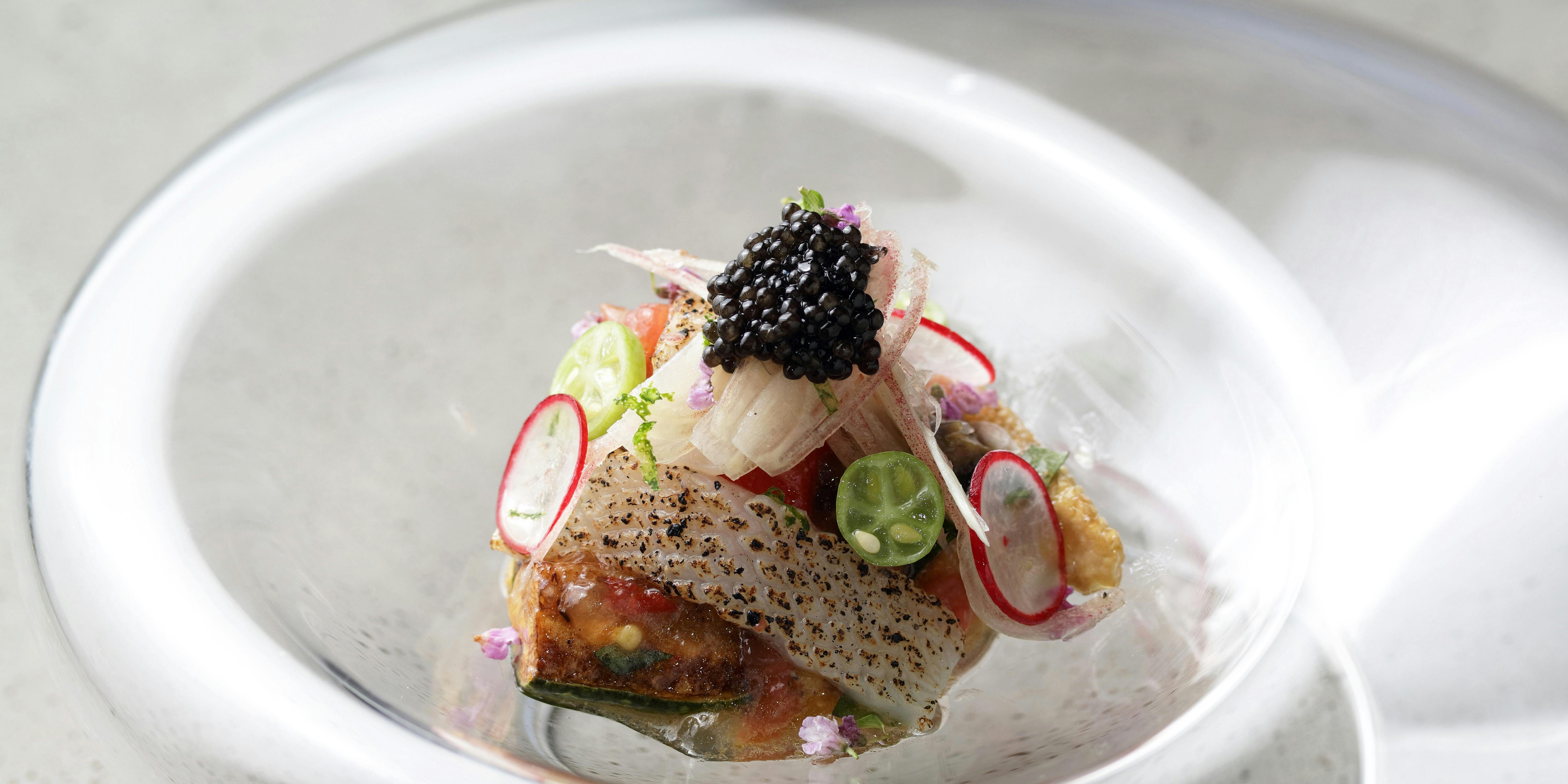 From 6/1 to 7/31, the 10th Anniversary Lunch Course: a total of 8 dishes featuring caviar, scampi, French veal, and more.