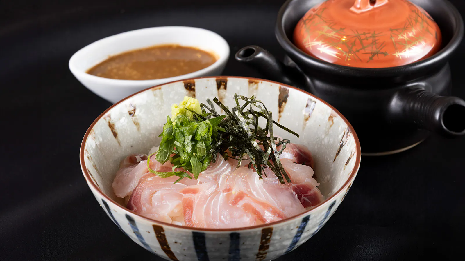 【銀河の鯛茶漬け：鯛の旨みを贅沢に味わう一杯です】小鉢・天婦羅盛り合わせ付き