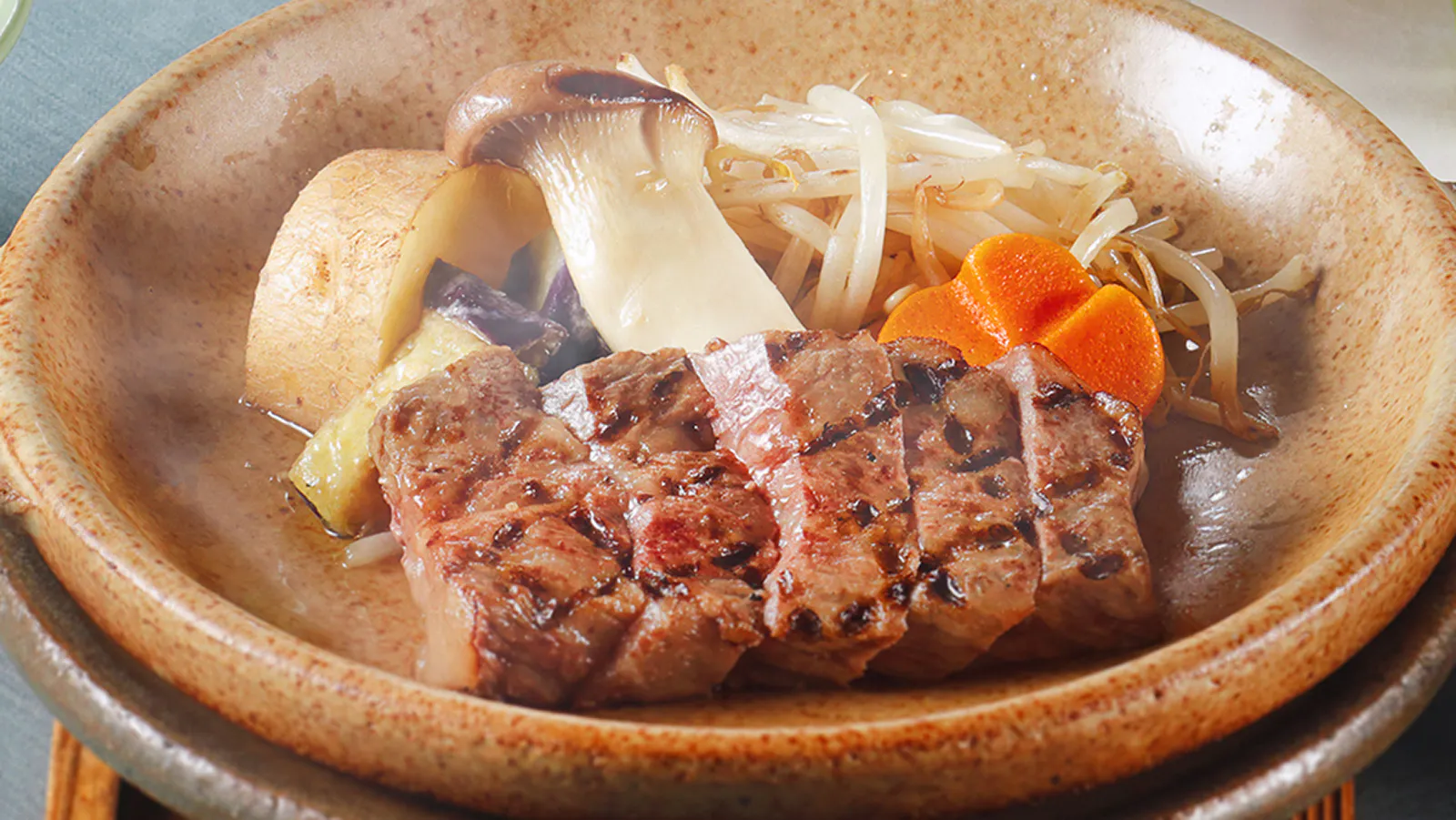 Black Wagyu Beef Teppan Grilled Steak Set: Enjoy the original taste and aroma of black wagyu beef.