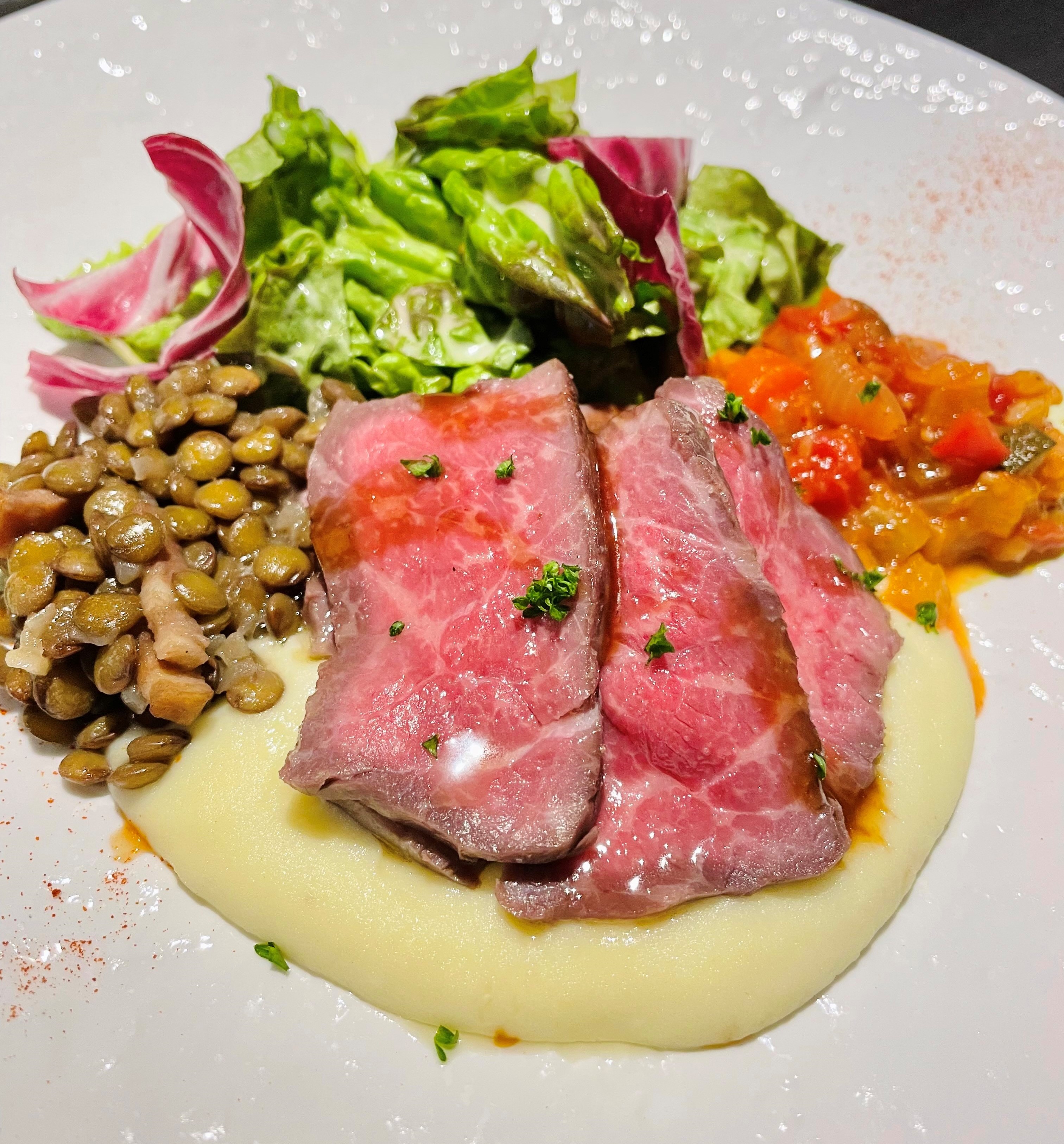 <Approx. 50 minutes> A quick lunch course you can enjoy with peace of mind even during your lunch break! Perfect for welcome and farewell parties, etc. / Choice of appetizer & main (served with salad and side dish) + petit sweets & coffee or tea