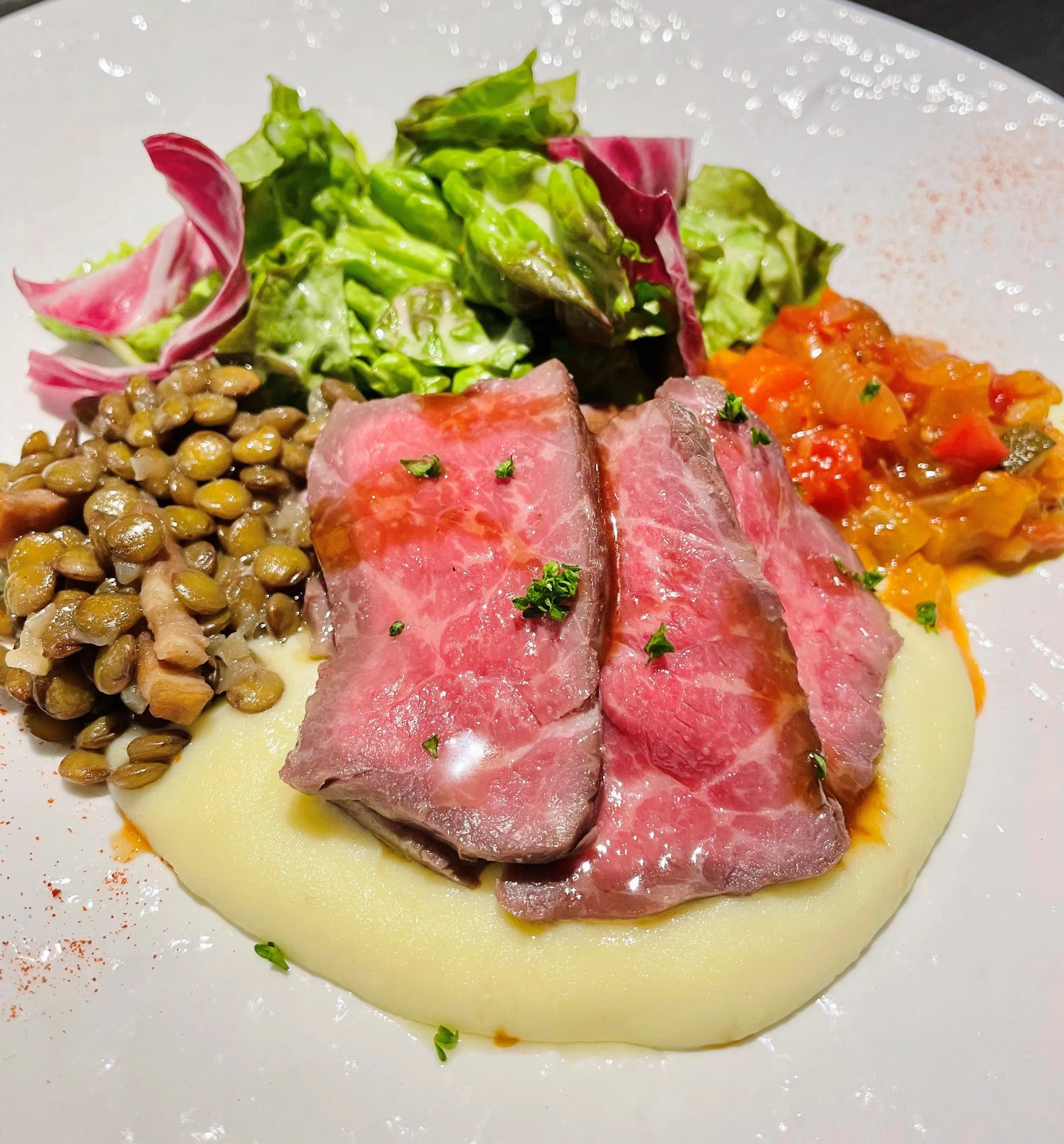 <Approx. 50 minutes> A quick lunch course you can enjoy with peace of mind even during your lunch break! Perfect for welcome and farewell parties, etc. / Choice of appetizer & main (served with salad and side dish) + petit sweets & coffee or tea