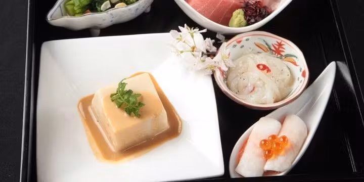 Lunch Kaiseki: 8 courses including appetizers, sashimi, simmered dishes, and tempura