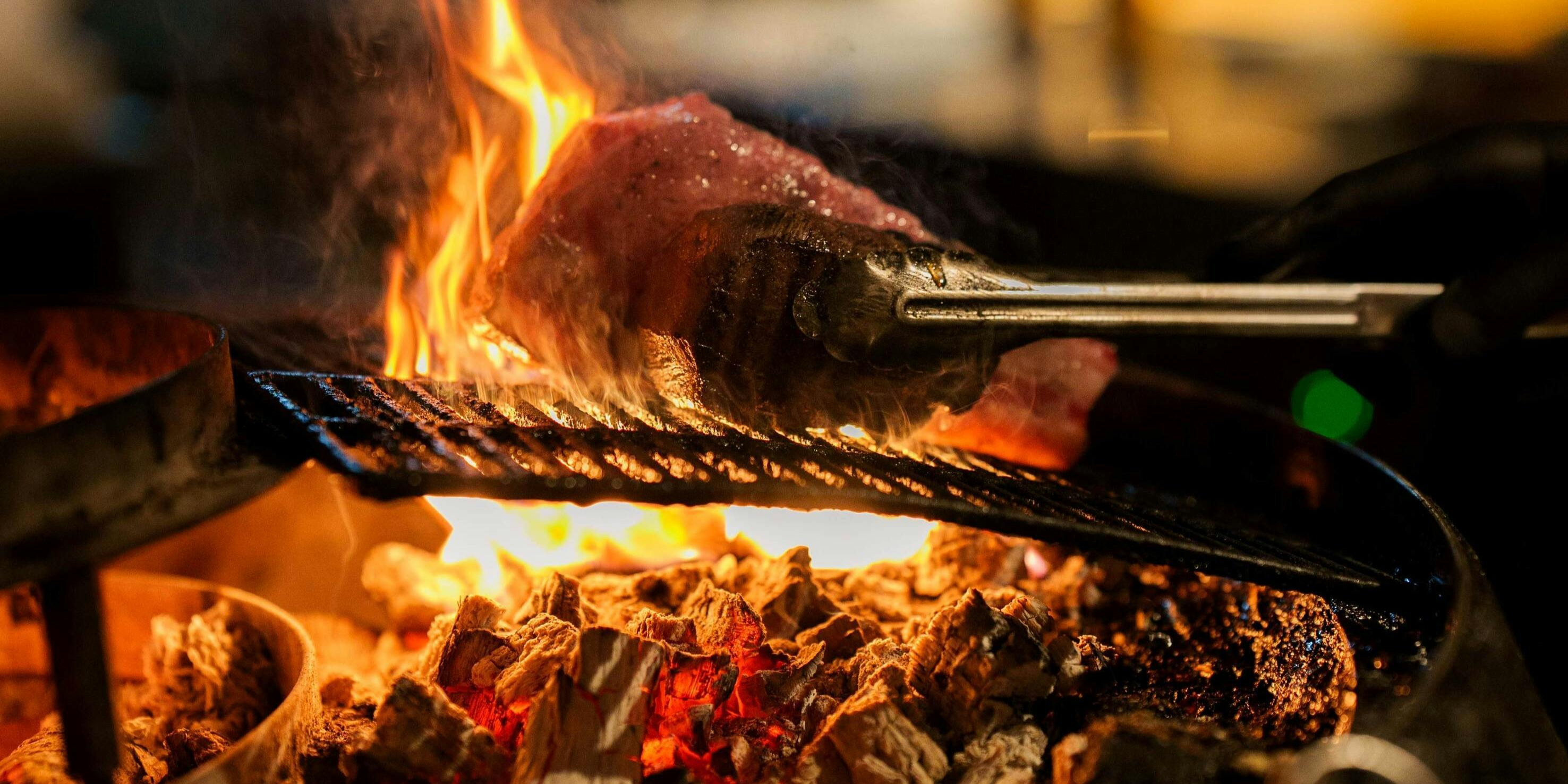 熟成サーロインと放牧豚の薪焼き最高のお肉がメイン。〆は人気の名物キャンプカレーをご用意 全10品