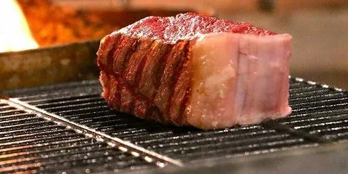 メインは贅沢シャトーブリアンを薪燻し焼きでご用意。季節の食材の薪焼きをふんだんに使用したコース全8品