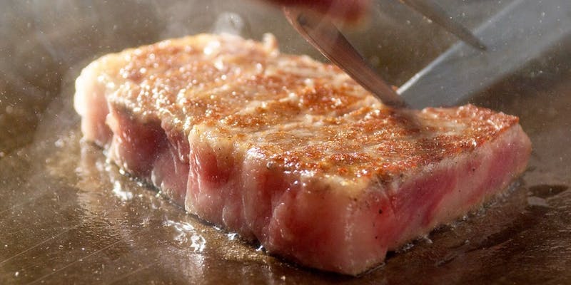 [Web Exclusive Course] Feast on a steak grilled right in front of your eyes.