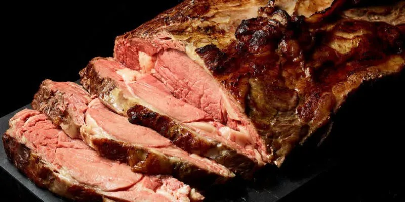 ＜巨大块肉的宴会＞约5公斤的块状烤牛肉（15～20人份）
