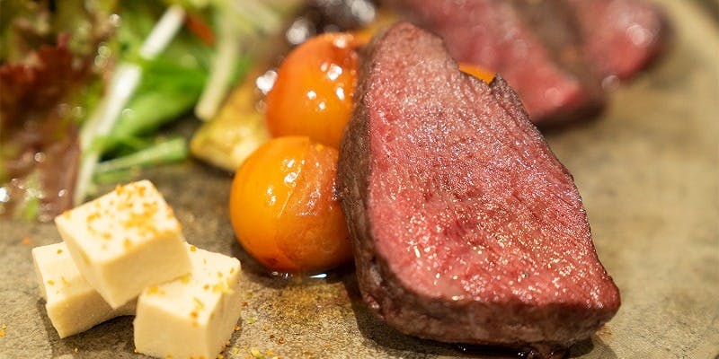 【お肉料理2種類を含む満足コース】前菜、メイン2種、デザート2種等全8品