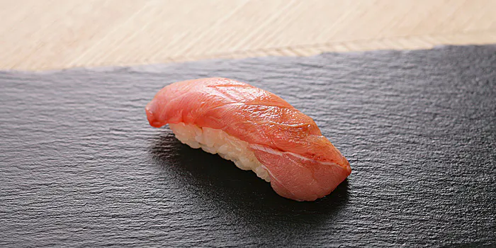 Omakase Course: Several dishes and approximately 10 pieces of recommended nigiri.