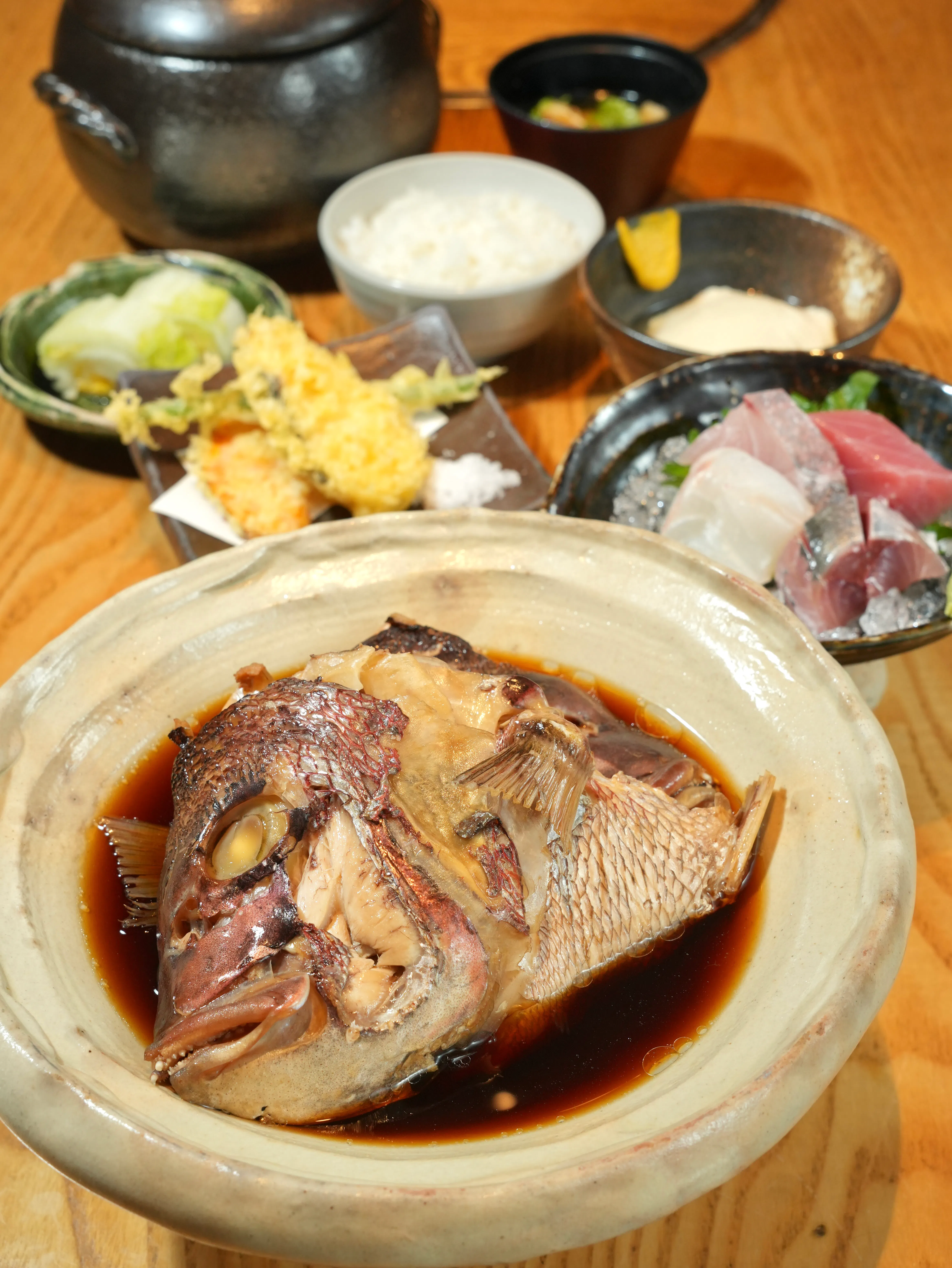[Mini Gozen] Sashimi, simmered or grilled fish, tempura, and rice cooked in a pot... A value-packed lunch with everything included!