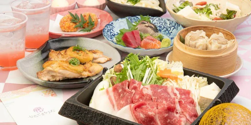 黒毛和牛のすき焼き、お造り盛合せ、小蒸篭豚の大焼売などを味わう全9品