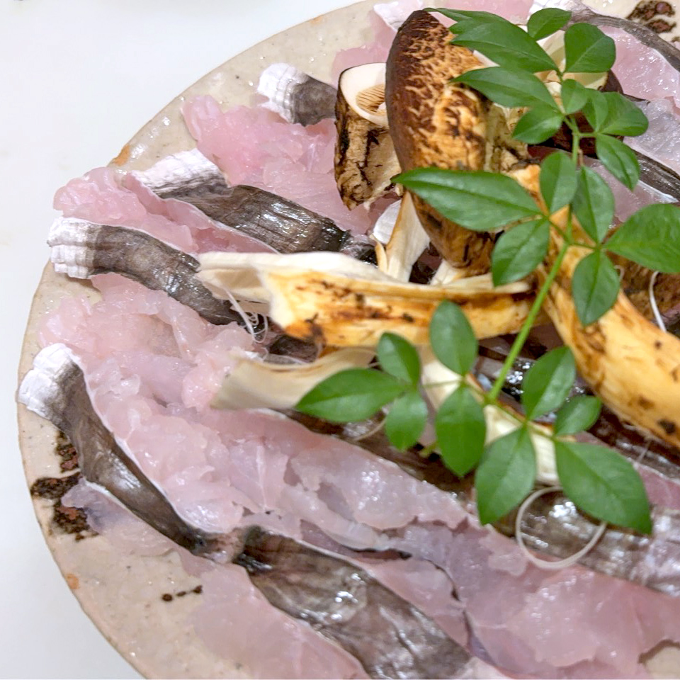 【秋鱧（あきはも）コース】こだわり抜いた肉厚で極上の鱧とすき鍋に松茸がつきます 