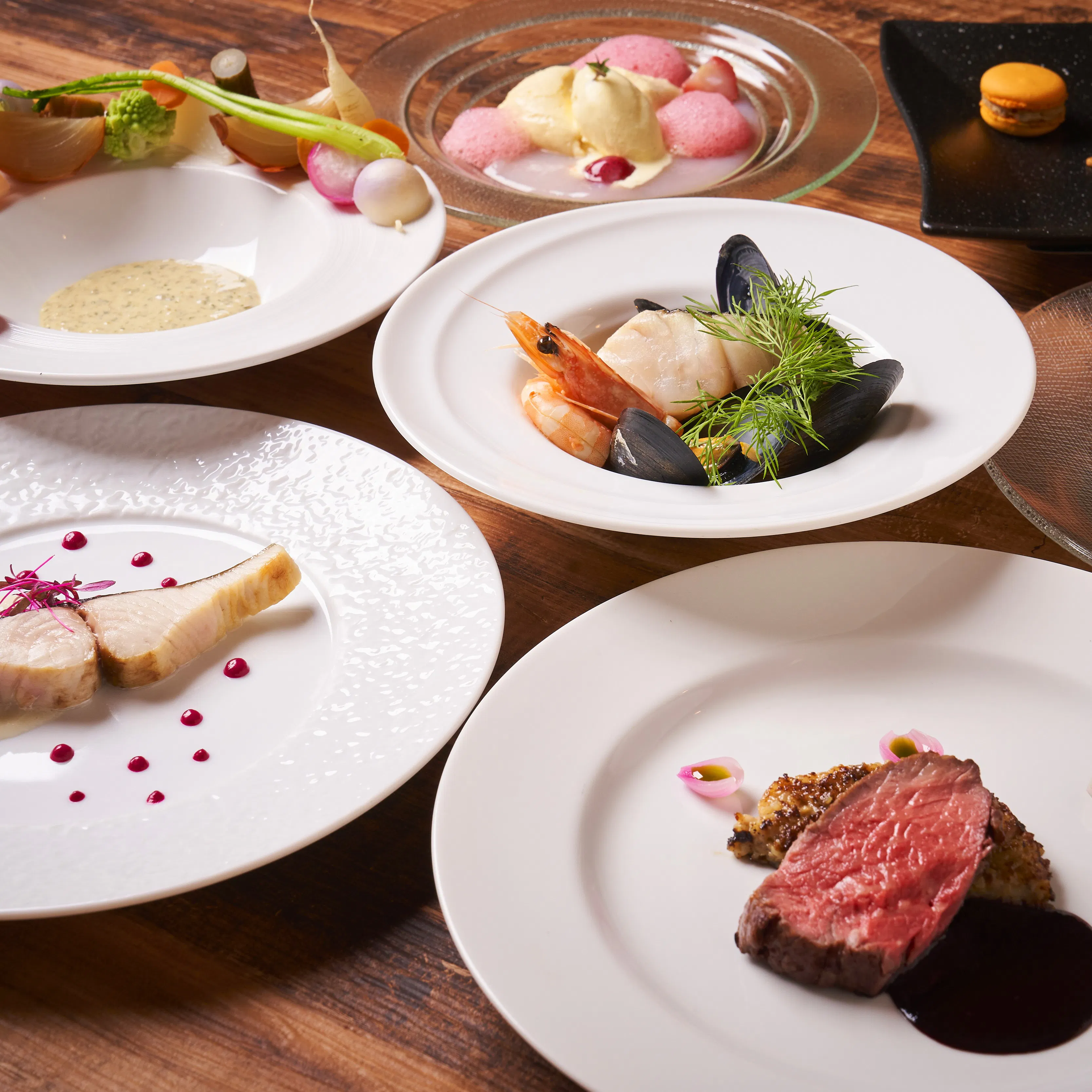 【四季を感じるアニバーサリーランチコース】アミューズ、前菜2品、ブイヤベース、肉料理、デザート、全10品、スパークリングワイン付