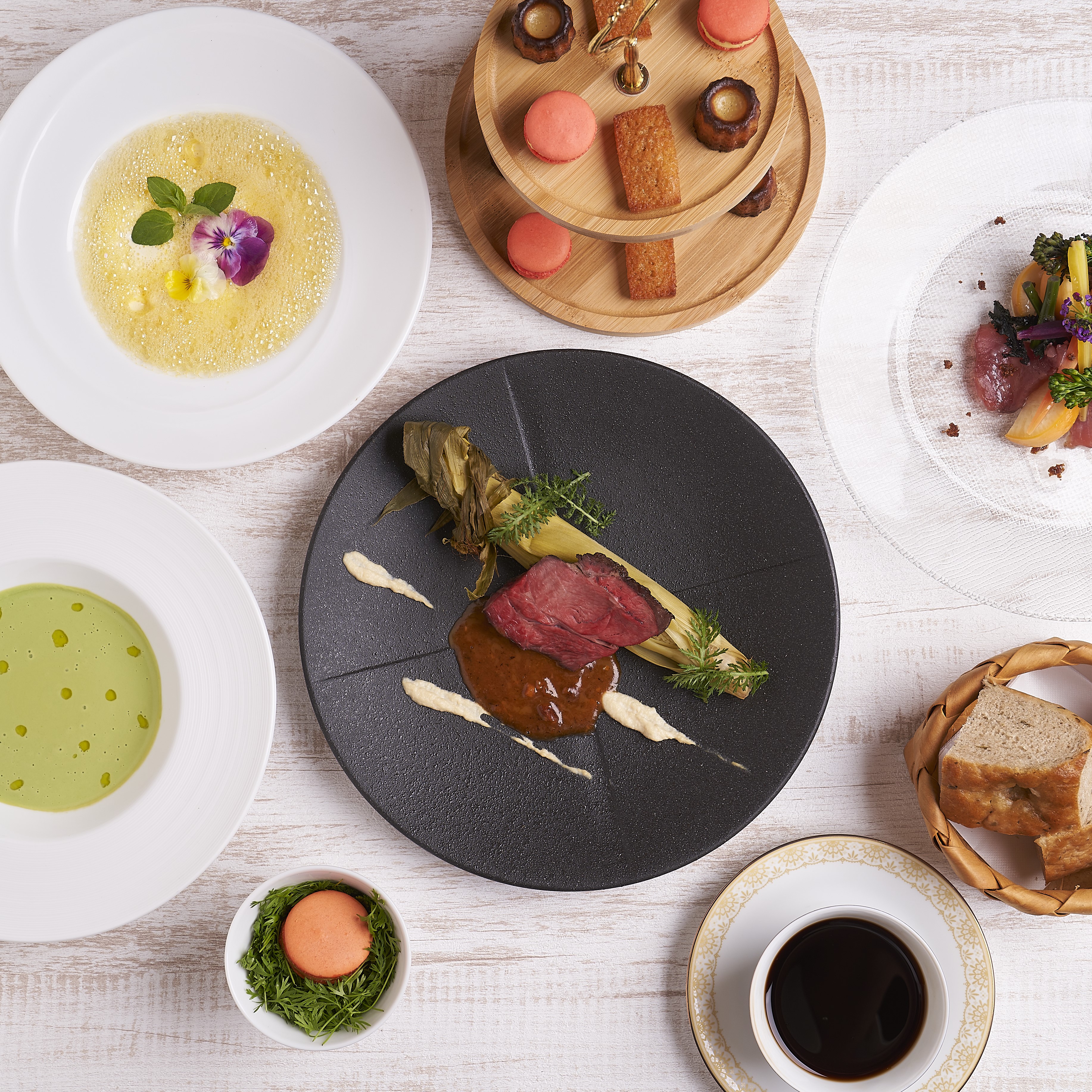 休日限定【四季を感じるフレンチランチコース】前菜、魚料理、肉料理、デザート、全8品、スパークリングワイン付