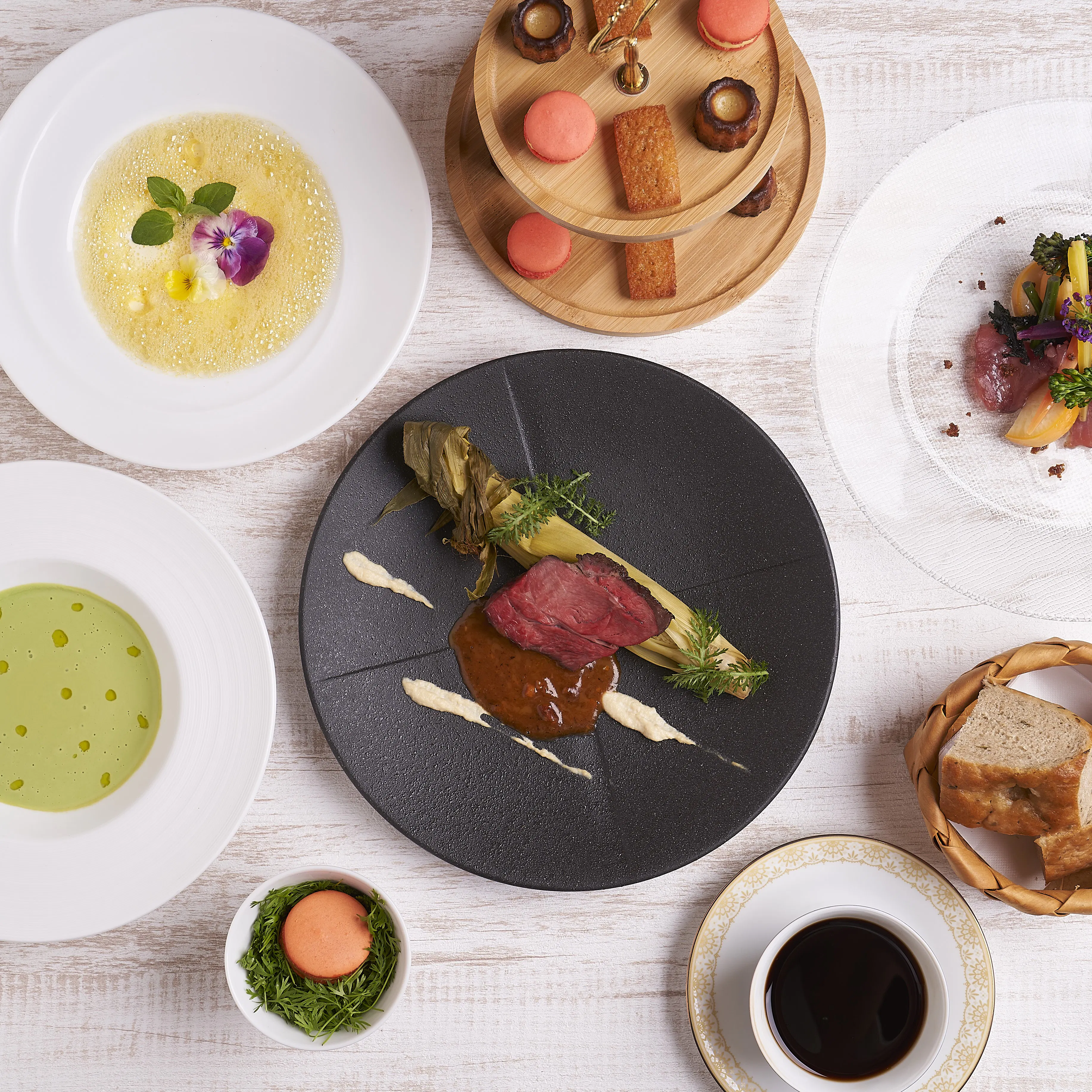 休日限定【四季を感じるフレンチランチコース】前菜、魚料理、肉料理、デザート、全8品、スパークリングワイン付
